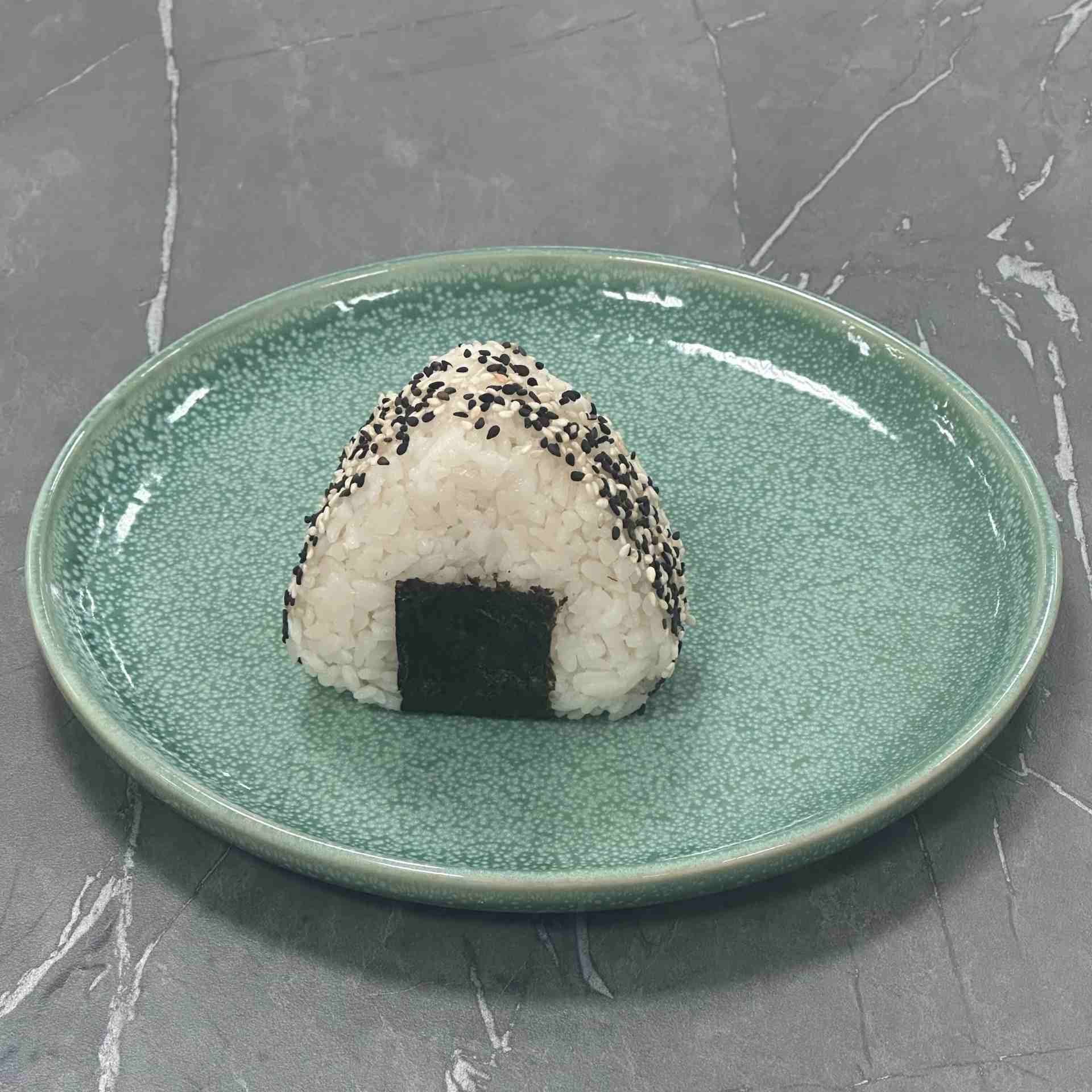 Фото Онигири с лососем