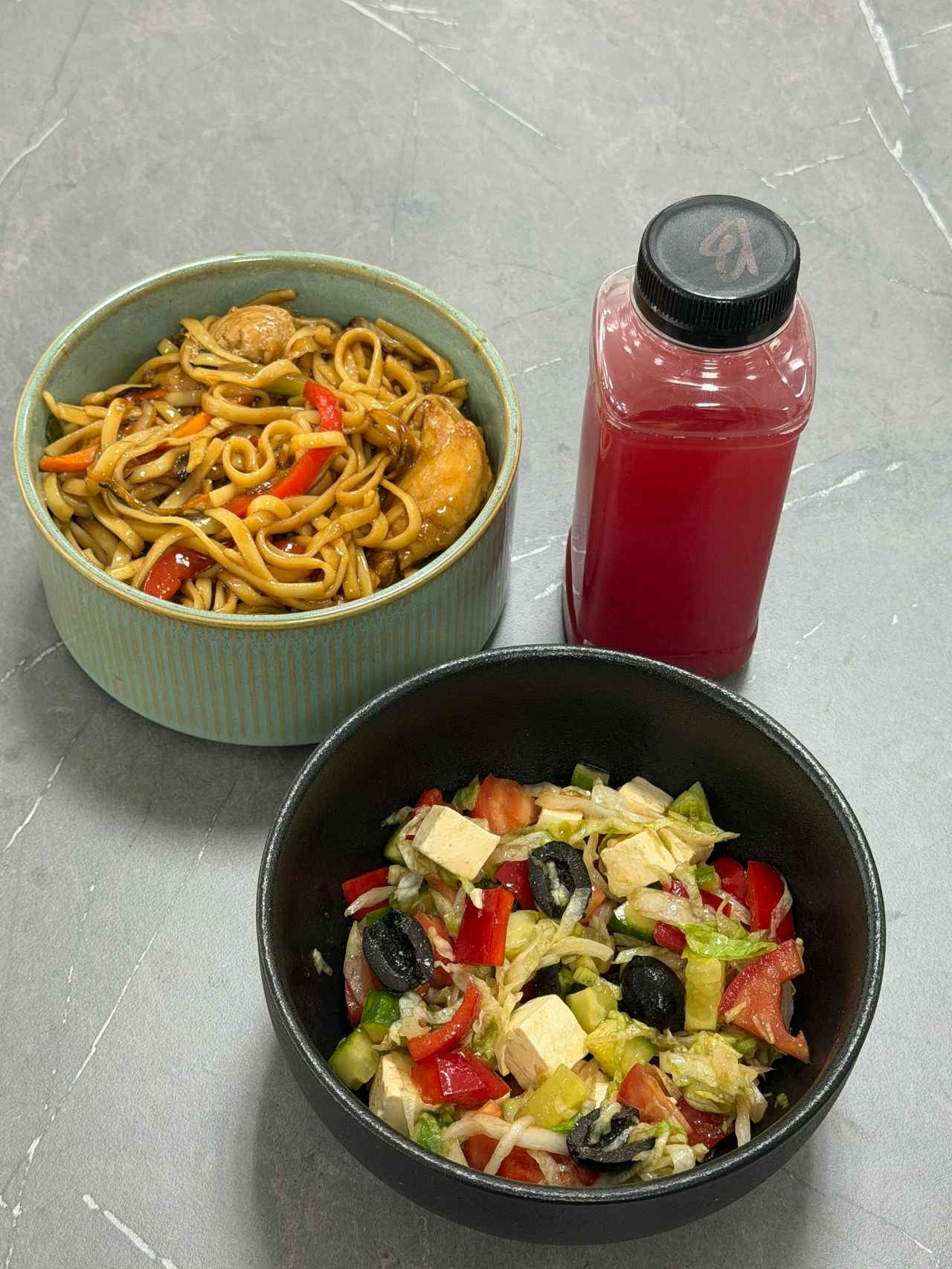 Фото ЛАПША УДОН В СОУСЕ ТЕРИЯКИ С КУРИЦЕЙ, САЛАТ ГРЕЧЕСКИЙ, МОРС ВИШНЯ