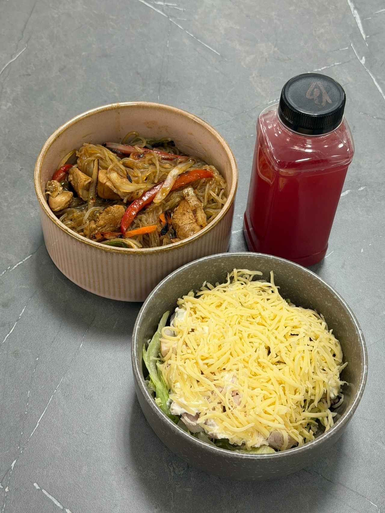 Фото ФУНЧОЗА В СОУСЕ ТЕРИЯКИ С КУРИЦЕЙ, САЛАТ С КУРИЦЕЙ, МОРС ВИШНЯ